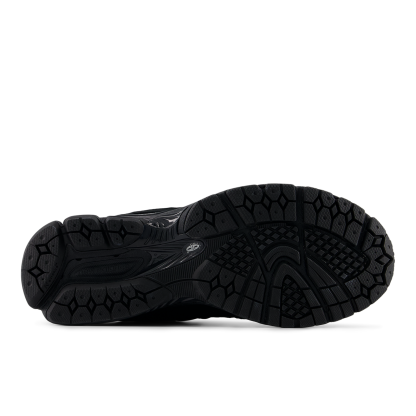 New Balance U 2002R Elevated Essentials Freizeitschuhe in SCHWARZ