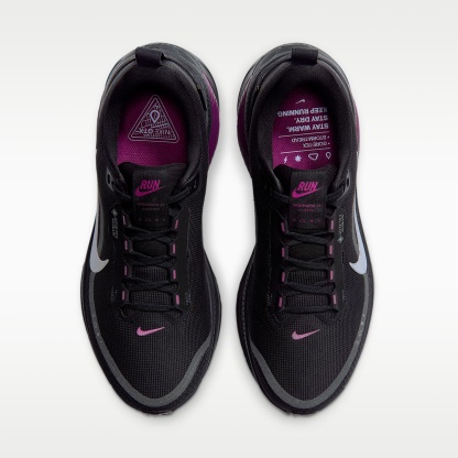 Nike Vomero 18 GORE-TEX Wasserdichter Straßenlaufschuh mit reflektierenden Designakzenten (Damen) – Schwarz/True Berry/Purple Pulse/Metallic Silver