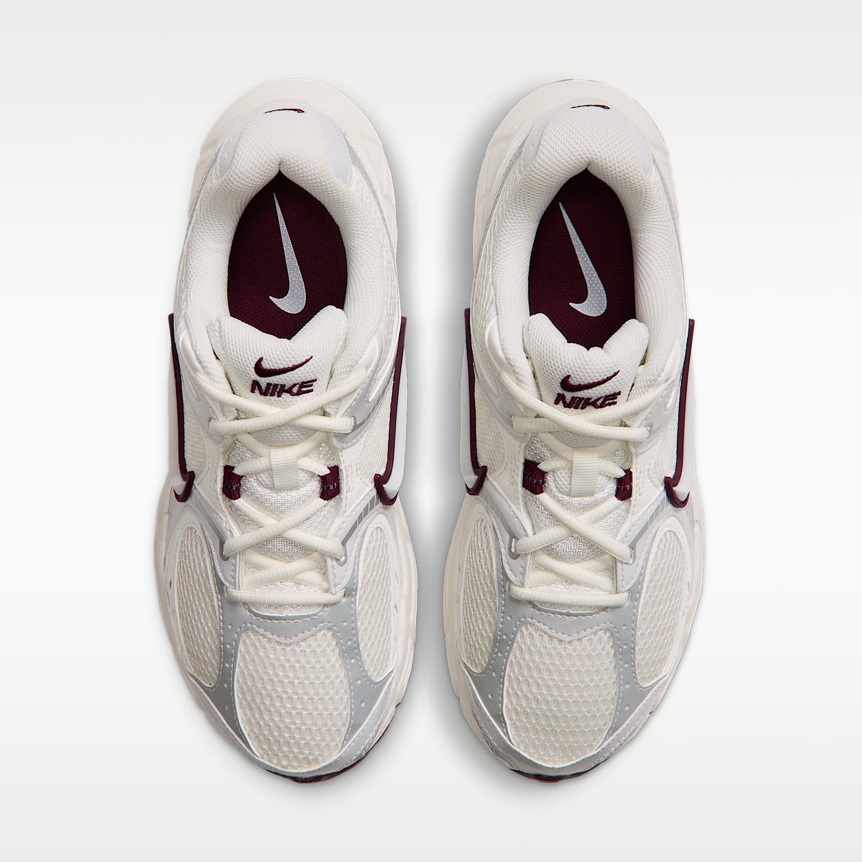 Nike V5 RNR Schuh mit reflektierenden Akzenten (Damen) – Sail/Night Maroon/Metallic Summit White/Sail