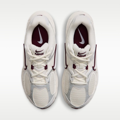 Nike V5 RNR Schuh mit reflektierenden Akzenten (Damen) – Sail/Night Maroon/Metallic Summit White/Sail