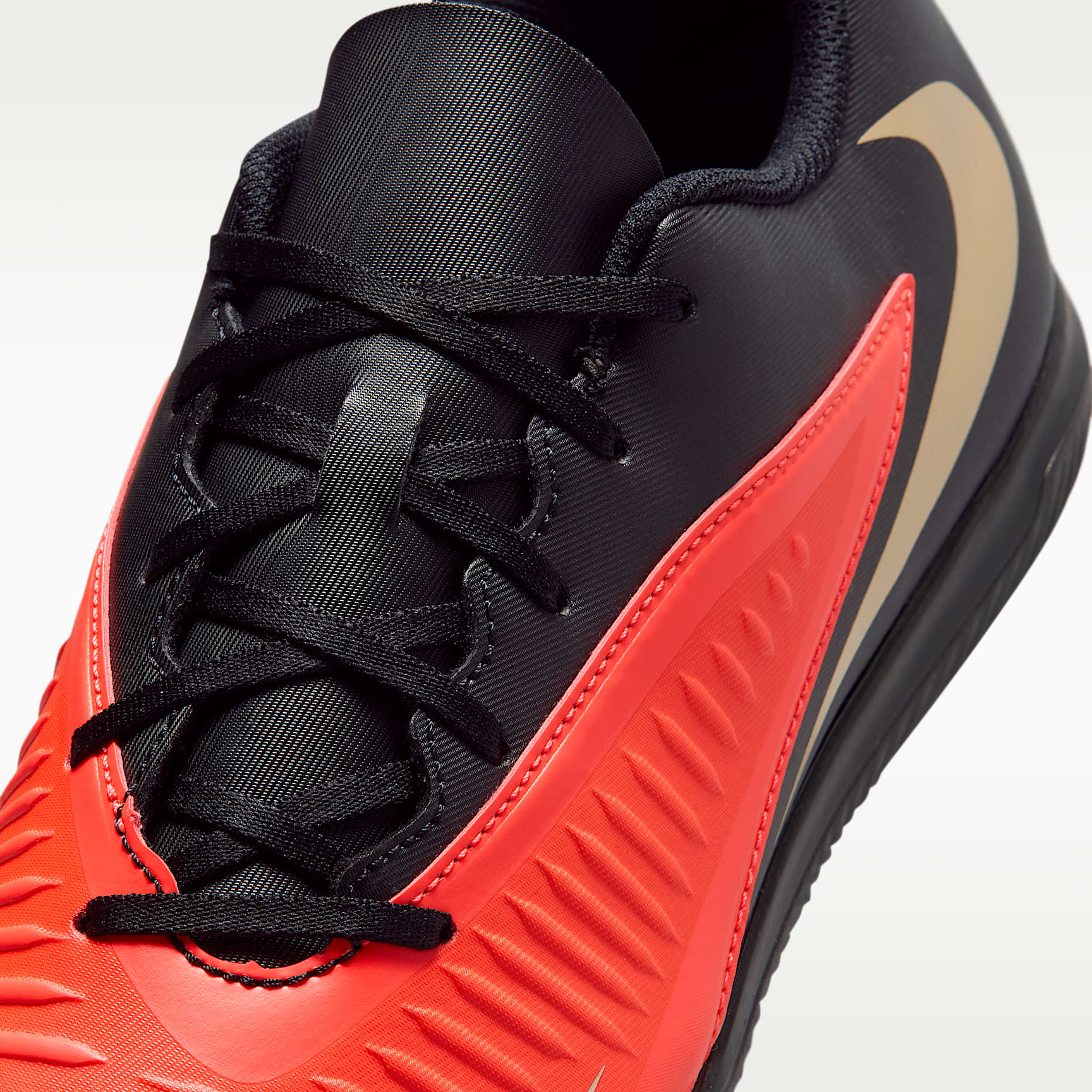 Nike Phantom 6 Low Club Fußballschuh für Hallen- und Hartplätze – Bright Crimson/Schwarz/Blur