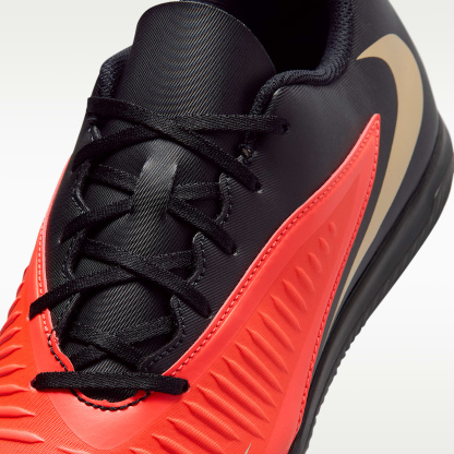 Nike Phantom 6 Low Club Fußballschuh für Hallen- und Hartplätze – Bright Crimson/Schwarz/Blur