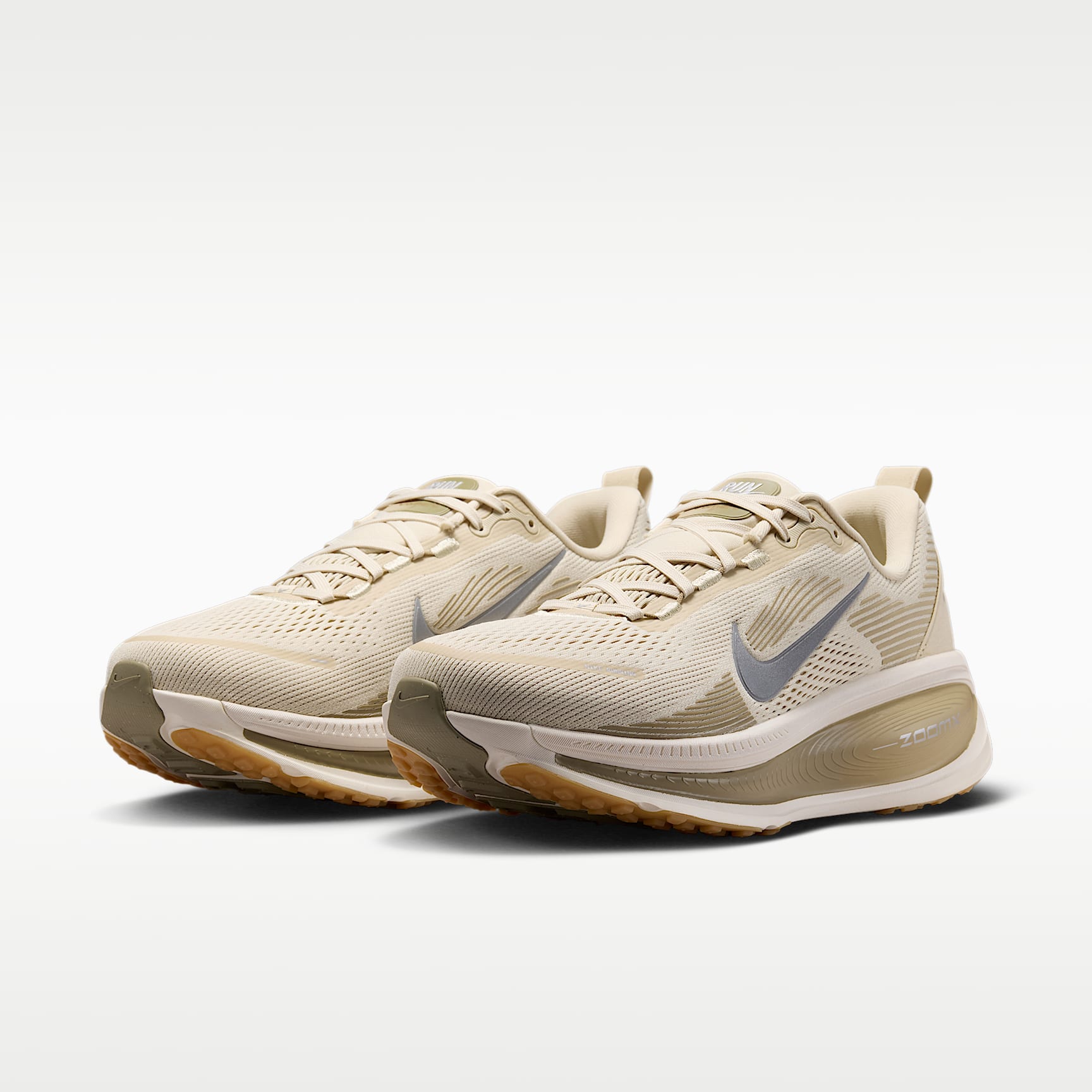 Nike Vomero 18 Straßenlaufschuh (Herren) – Light Khaki/Desert Khaki/Sail/Metallic Silver
