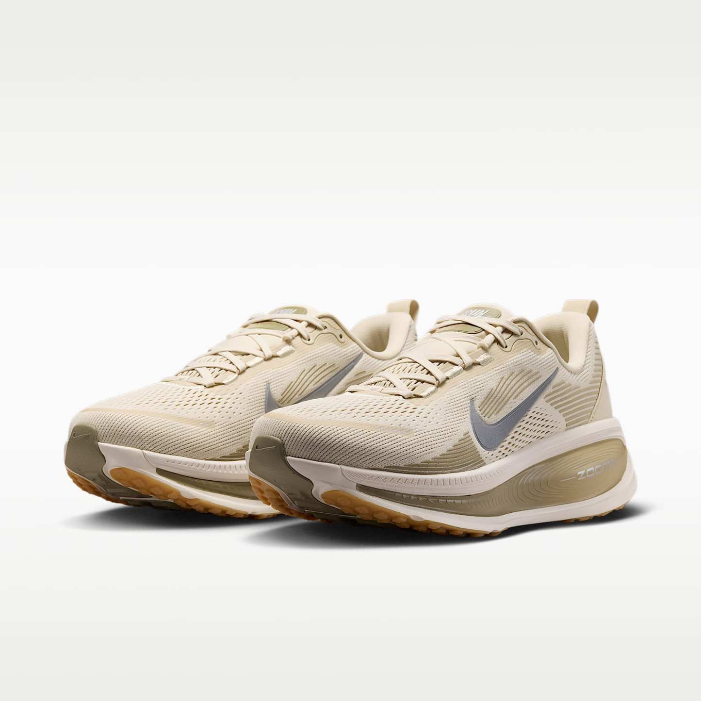 Nike Vomero 18 Straßenlaufschuh (Herren) – Light Khaki/Desert Khaki/Sail/Metallic Silver