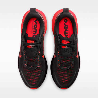 Nike Vomero 18 Straßenlaufschuh (Herren) – Schwarz/University Red/Anthracite/Bright Crimson