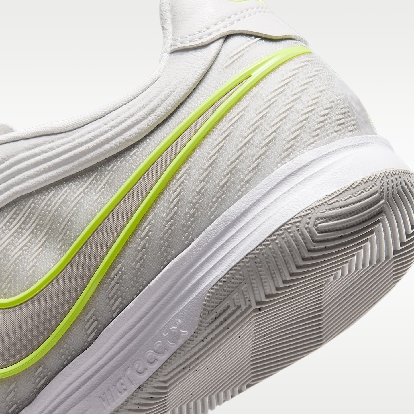 Nike Tiempo Reactgato Low Top Fußballschuh für Hallen- und Hartplätze – Vast Grey/Lemon Venom/Moon Particle