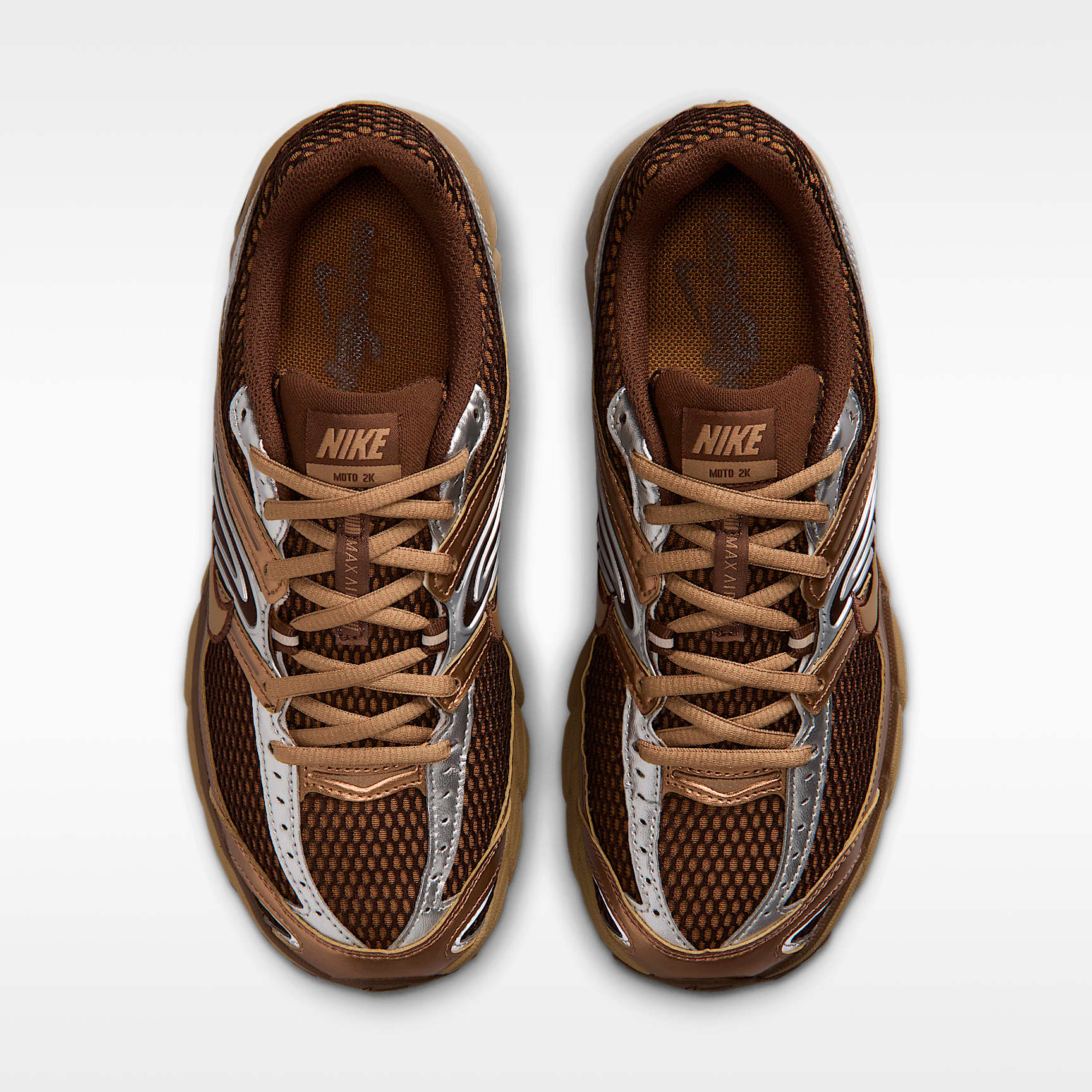 Nike Air Max Moto 2K Schuh mit reflektierenden Akzenten (Damen) – Light British Tan/Cacao Wow/Metallic Silver/Dark Driftwood