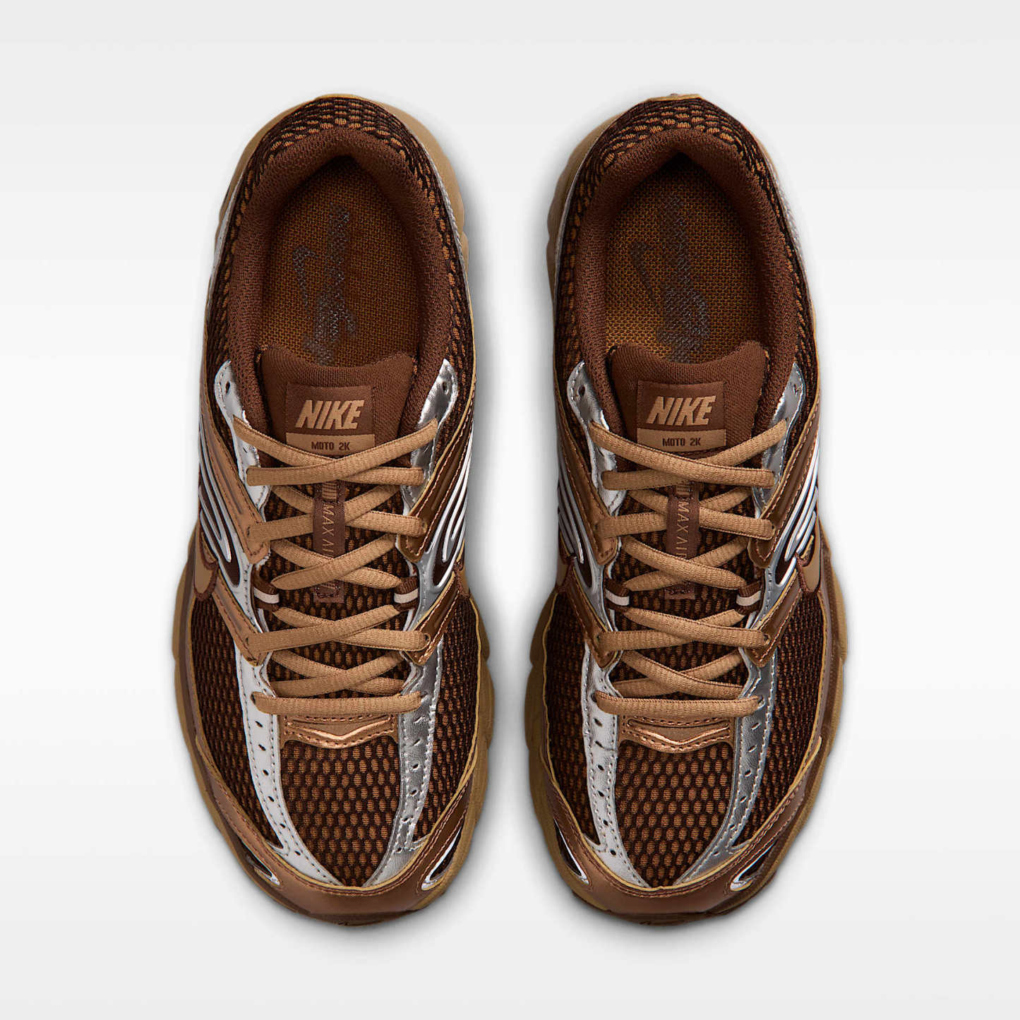 Nike Air Max Moto 2K Schuh mit reflektierenden Akzenten (Damen) – Light British Tan/Cacao Wow/Metallic Silver/Dark Driftwood