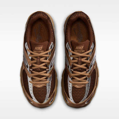 Nike Air Max Moto 2K Schuh mit reflektierenden Akzenten (Damen) – Light British Tan/Cacao Wow/Metallic Silver/Dark Driftwood