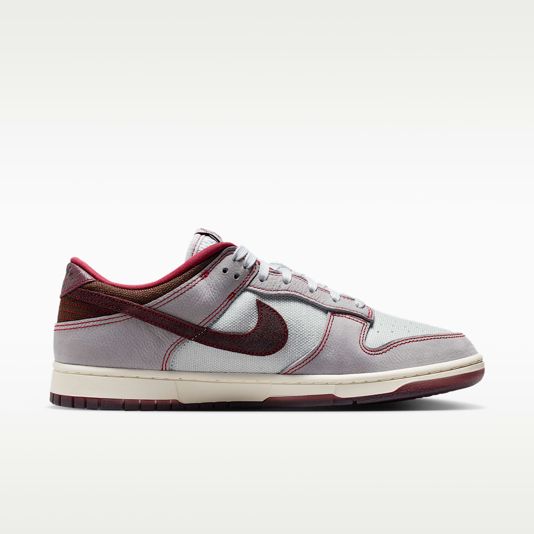 Nike Dunk Low Retro SE Schuh (Herren) – Pure Platinum/Wolf Grey/Team Red/Burgundy Crush