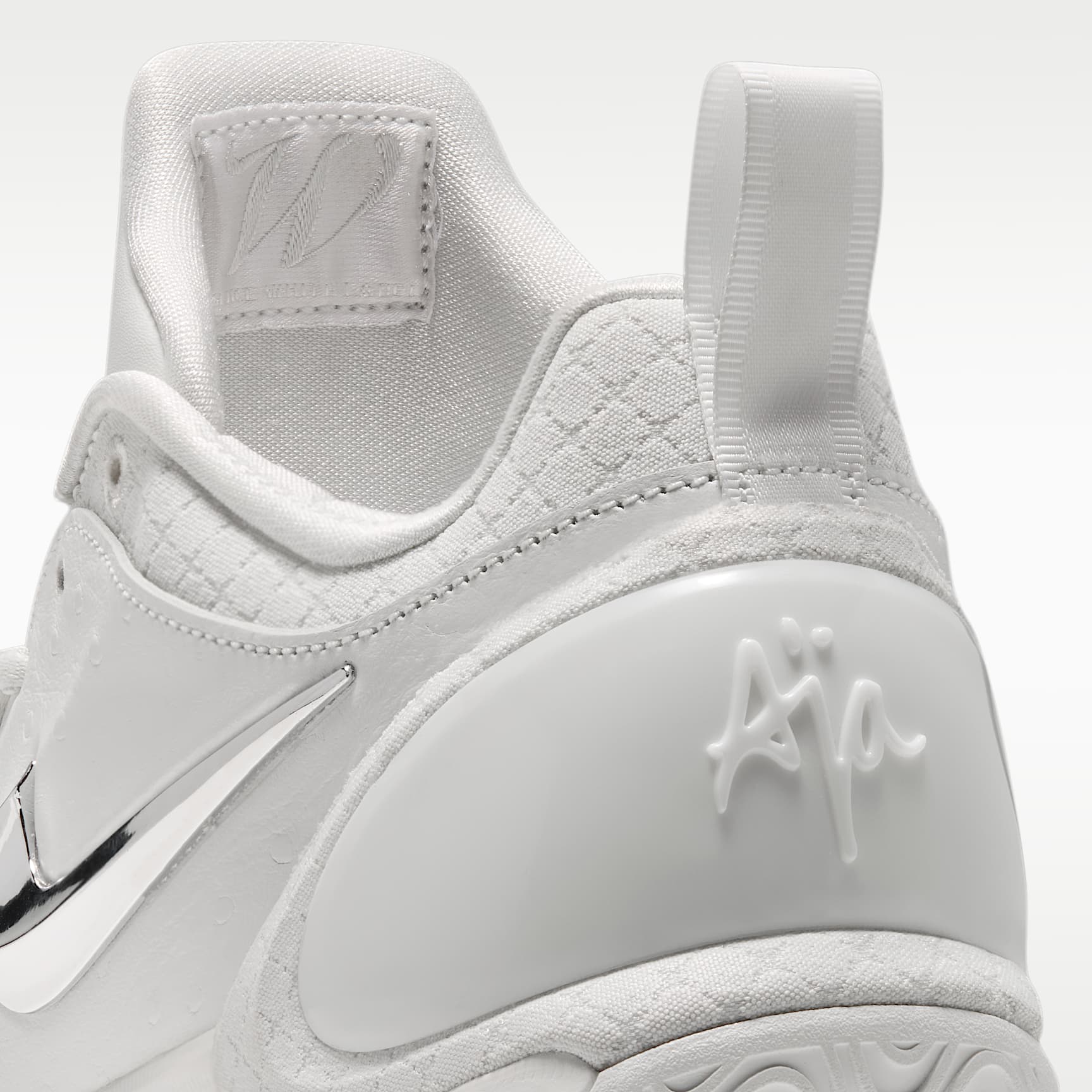 A'Two "White Label LX" A'ja Wilson Basketballschuh – Sail/Schwarz/Metallic Silver