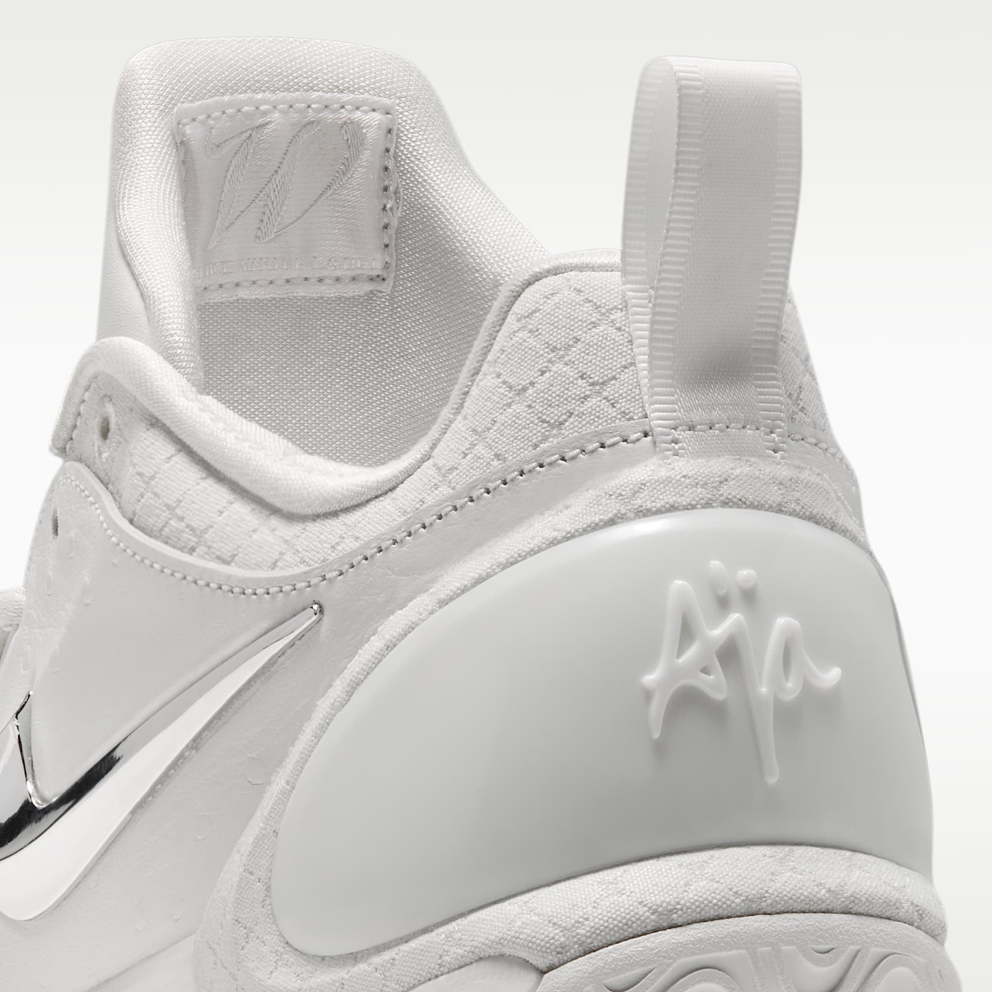 A'Two "White Label LX" A'ja Wilson Basketballschuh – Sail/Schwarz/Metallic Silver
