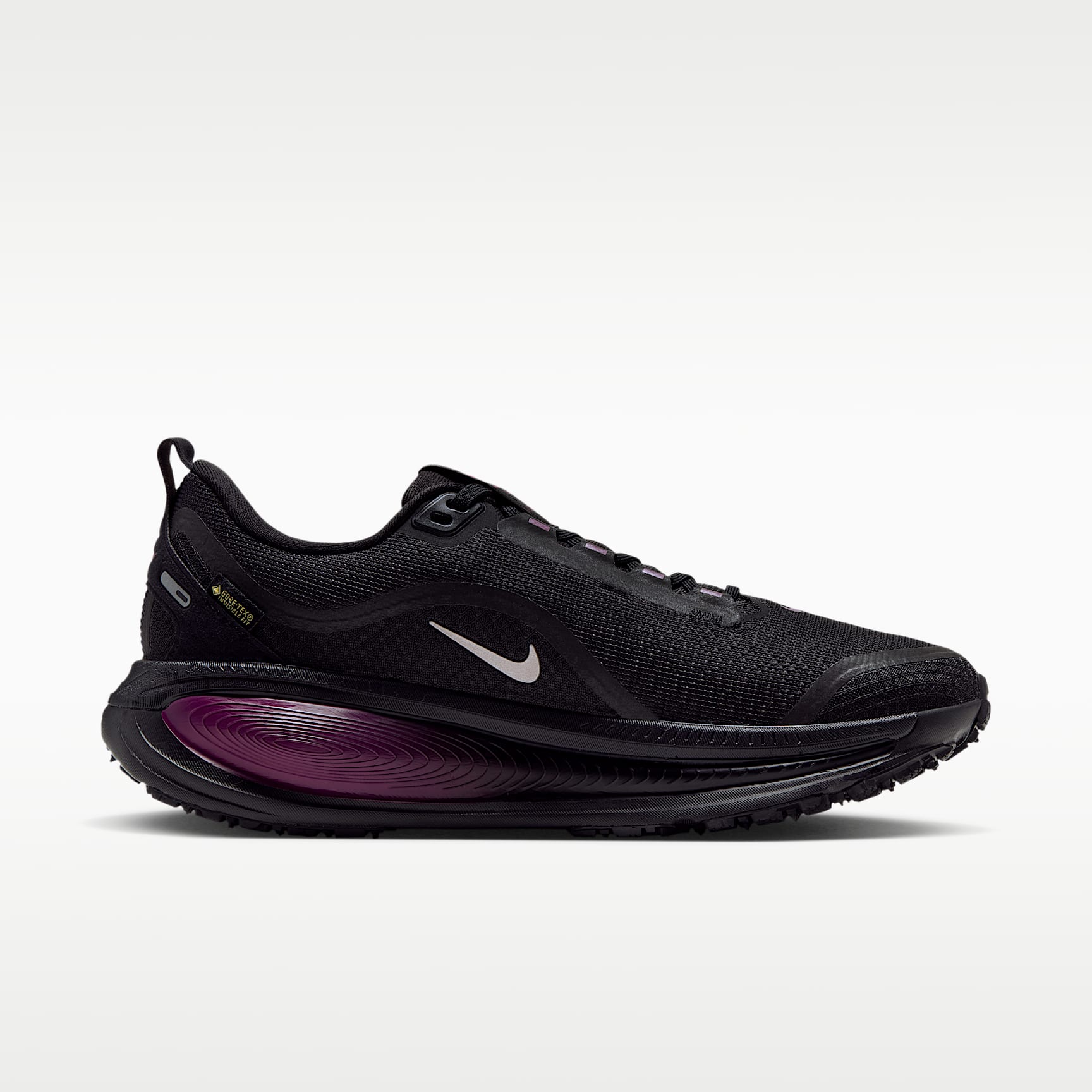 Nike Vomero 18 GORE-TEX Wasserdichter Straßenlaufschuh mit reflektierenden Designakzenten (Damen) – Schwarz/True Berry/Purple Pulse/Metallic Silver