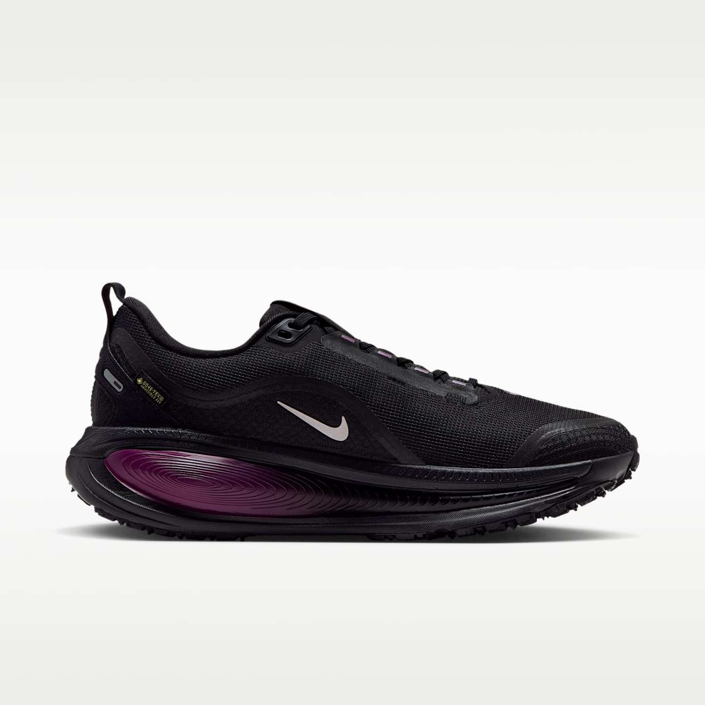 Nike Vomero 18 GORE-TEX Wasserdichter Straßenlaufschuh mit reflektierenden Designakzenten (Damen) – Schwarz/True Berry/Purple Pulse/Metallic Silver