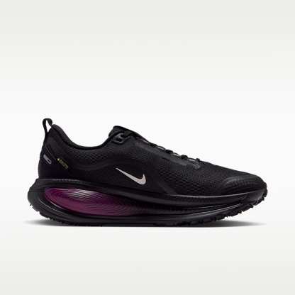 Nike Vomero 18 GORE-TEX Wasserdichter Straßenlaufschuh mit reflektierenden Designakzenten (Damen) – Schwarz/True Berry/Purple Pulse/Metallic Silver