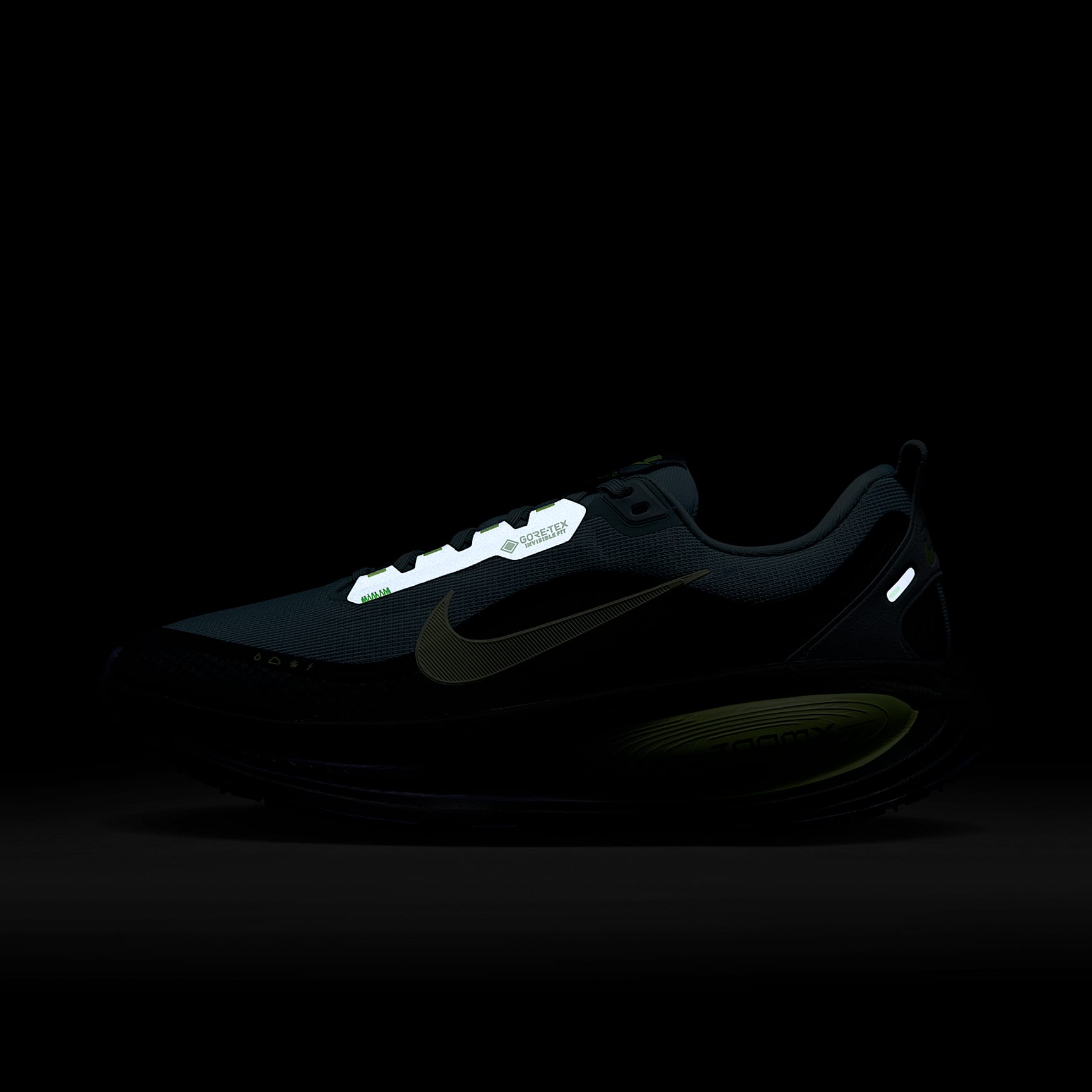 Nike Vomero 18 GORE-TEX wasserdichter Straßenlaufschuh mit reflektierenden Akzenten (Herren) – Seaweed/Cannon/Volt/Barely Volt