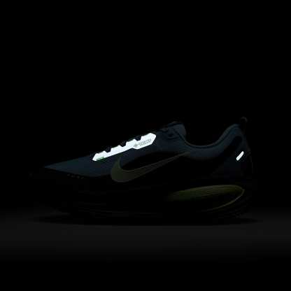Nike Vomero 18 GORE-TEX wasserdichter Straßenlaufschuh mit reflektierenden Akzenten (Herren) – Seaweed/Cannon/Volt/Barely Volt
