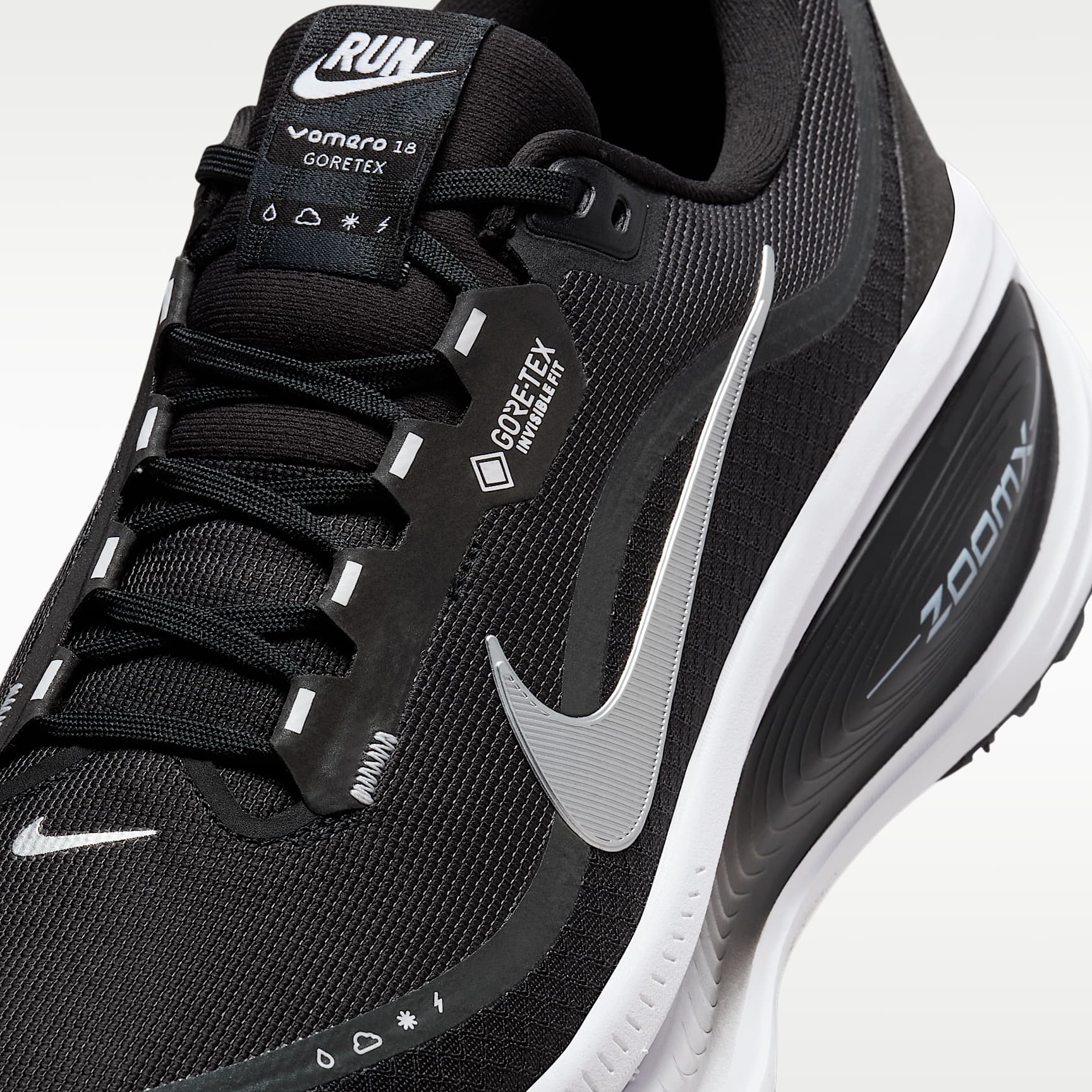 Nike Vomero 18 GORE-TEX wasserdichter Straßenlaufschuh mit reflektierenden Akzenten (Herren) – Schwarz/Anthracite/Weiß/Metallic Silver