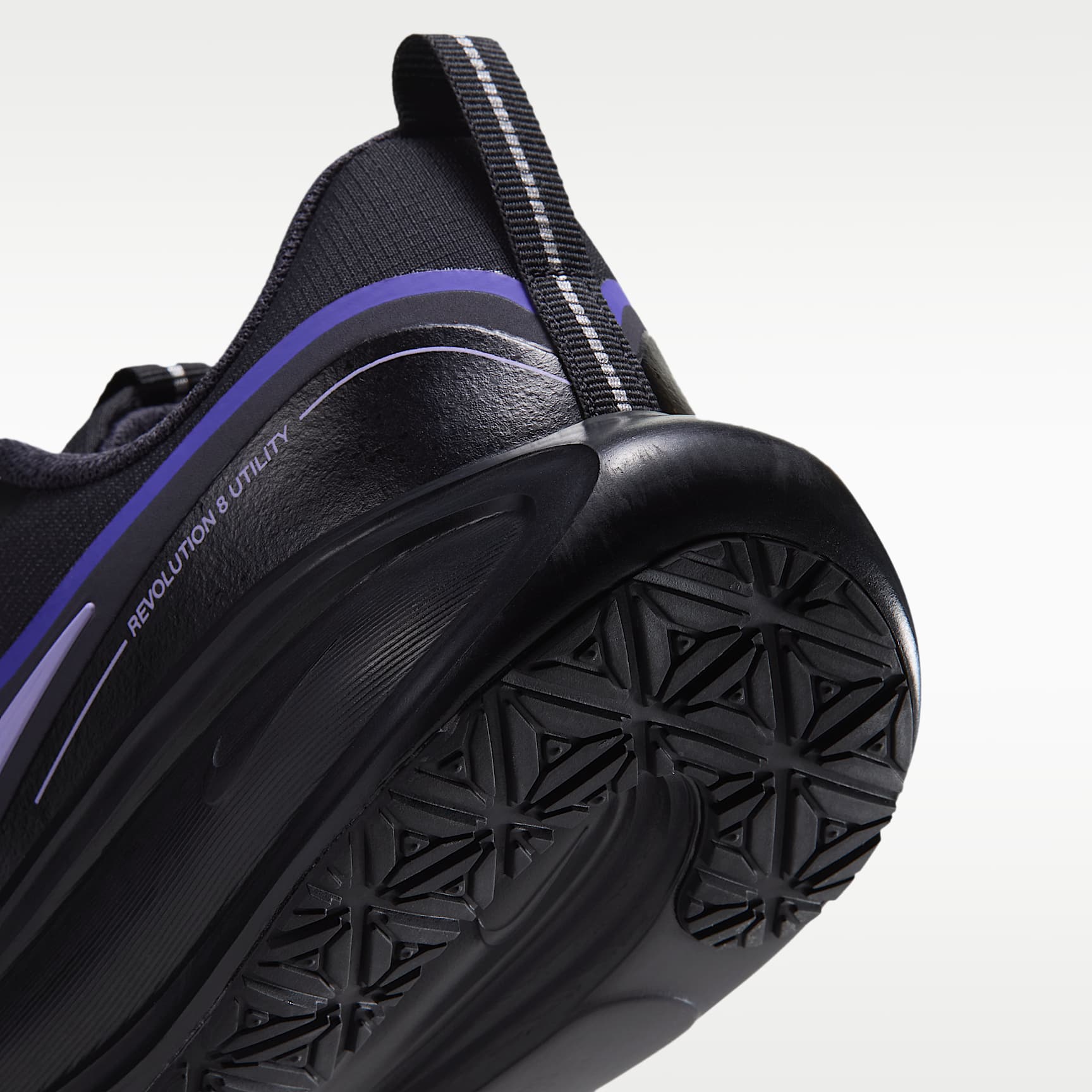 Nike Revolution 8 Utility Straßenlaufschuh (Damen) – Schwarz/Persian Violet/Gridiron/Purple Pulse