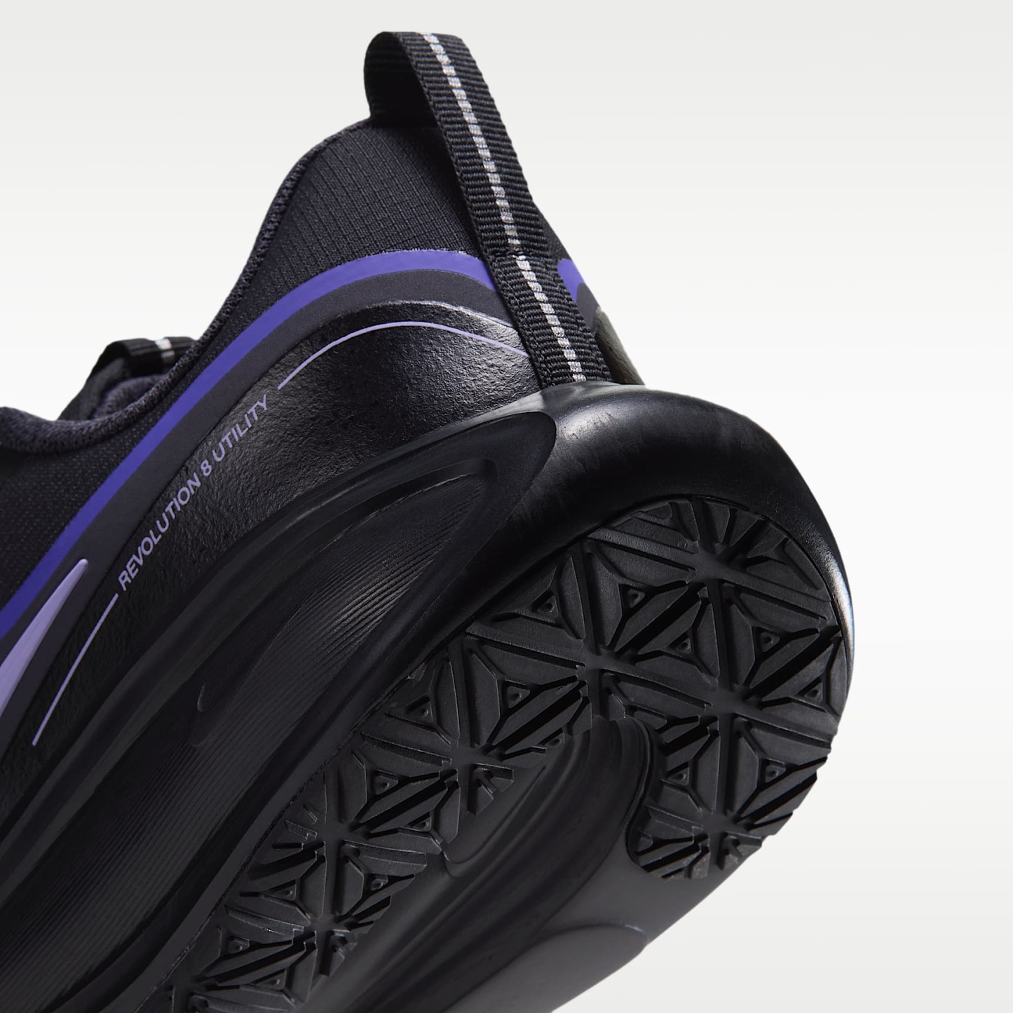 Nike Revolution 8 Utility Straßenlaufschuh (Damen) – Schwarz/Persian Violet/Gridiron/Purple Pulse
