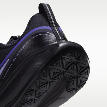 Nike Revolution 8 Utility Straßenlaufschuh (Damen) – Schwarz/Persian Violet/Gridiron/Purple Pulse