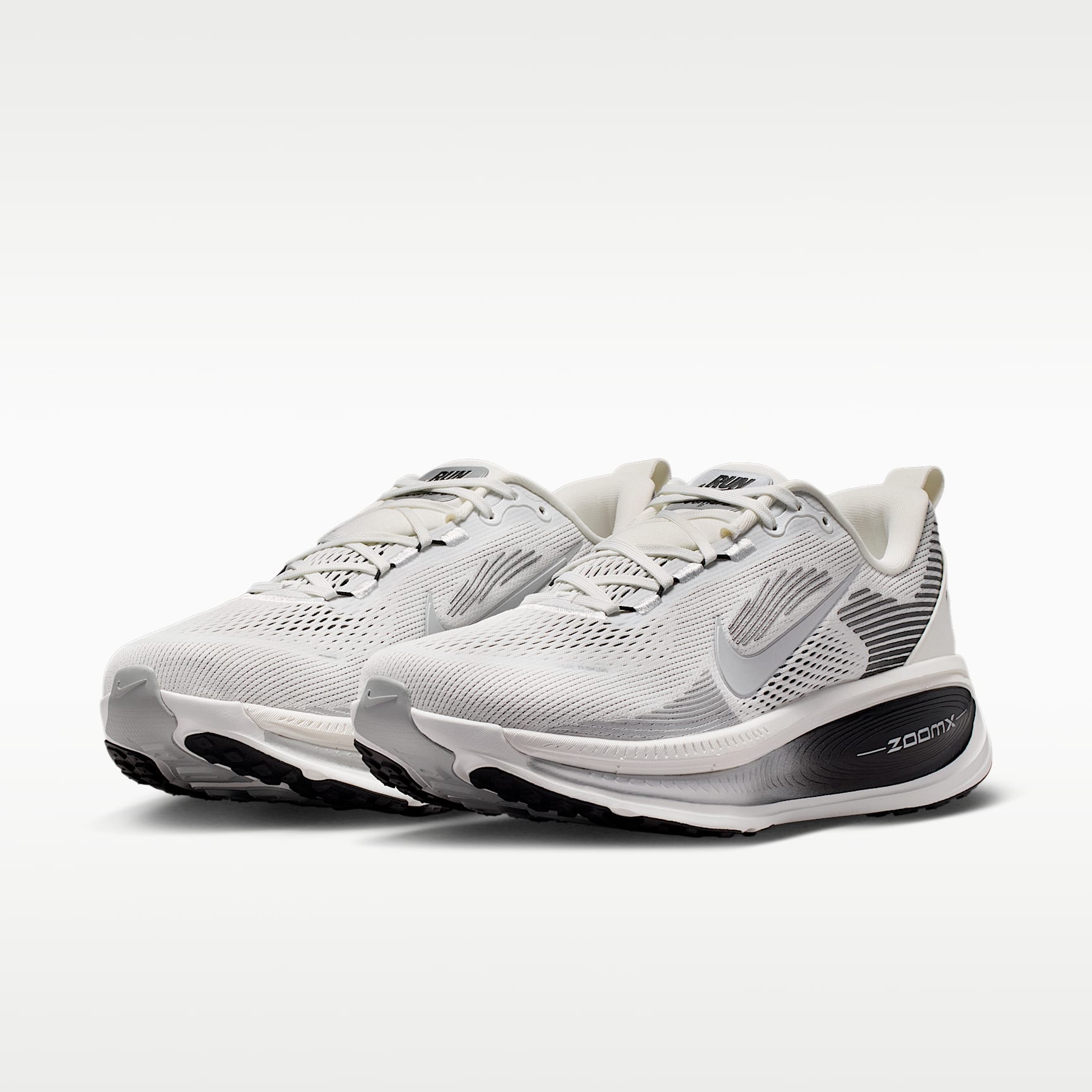 Nike Vomero 18 Straßenlaufschuh (Herren) – Summit White/Schwarz/Off White/Metallic Silver