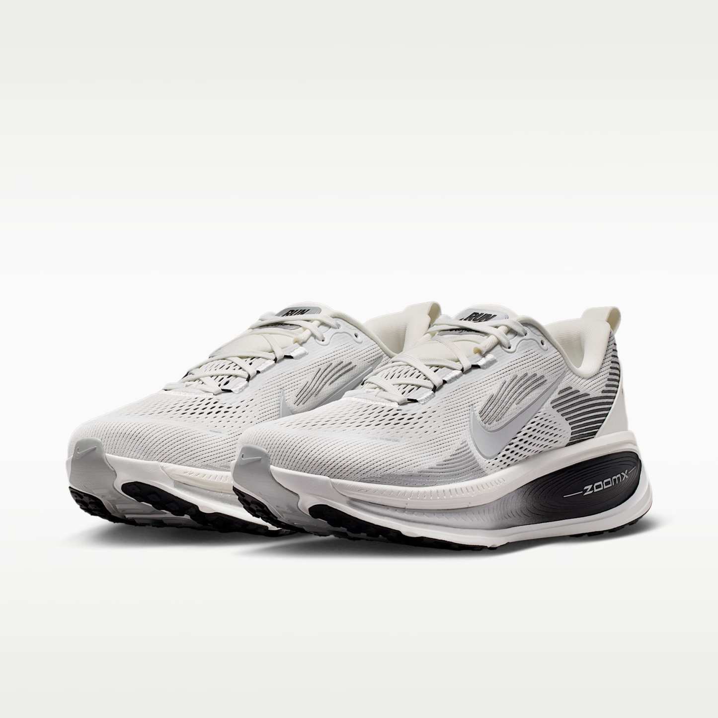 Nike Vomero 18 Straßenlaufschuh (Herren) – Summit White/Schwarz/Off White/Metallic Silver