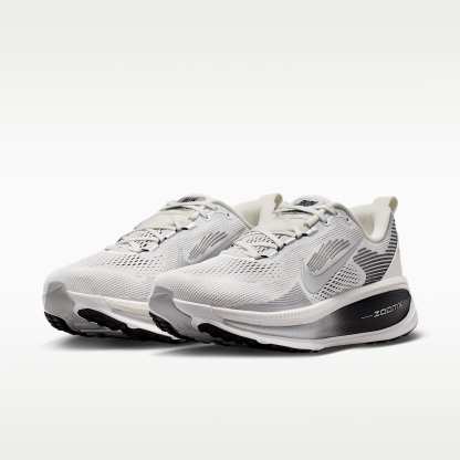Nike Vomero 18 Straßenlaufschuh (Herren) – Summit White/Schwarz/Off White/Metallic Silver