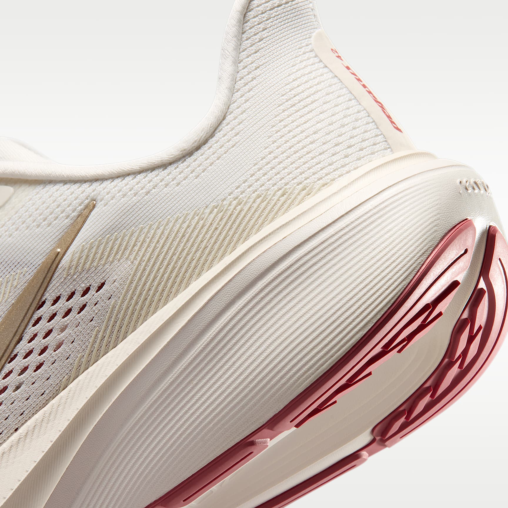 Nike Pegasus 42 Straßenlaufschuh (Damen) – Phantom/Chalk/Sail/Metallic Gold Grain