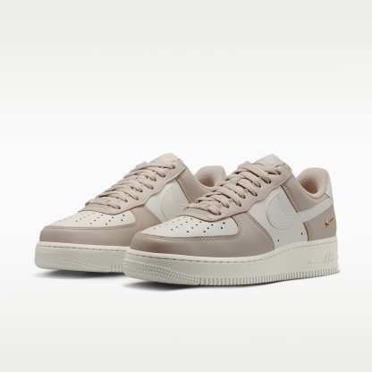 Nike Air Force 1 '07 Schuh (Damen) – Cream II/Metallic Gold/Sail