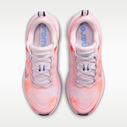 Nike Vomero Plus Straßenlaufschuh (Damen) – Bleached Lilac/Hyper Crimson/Sunset Haze/Royal Pulse