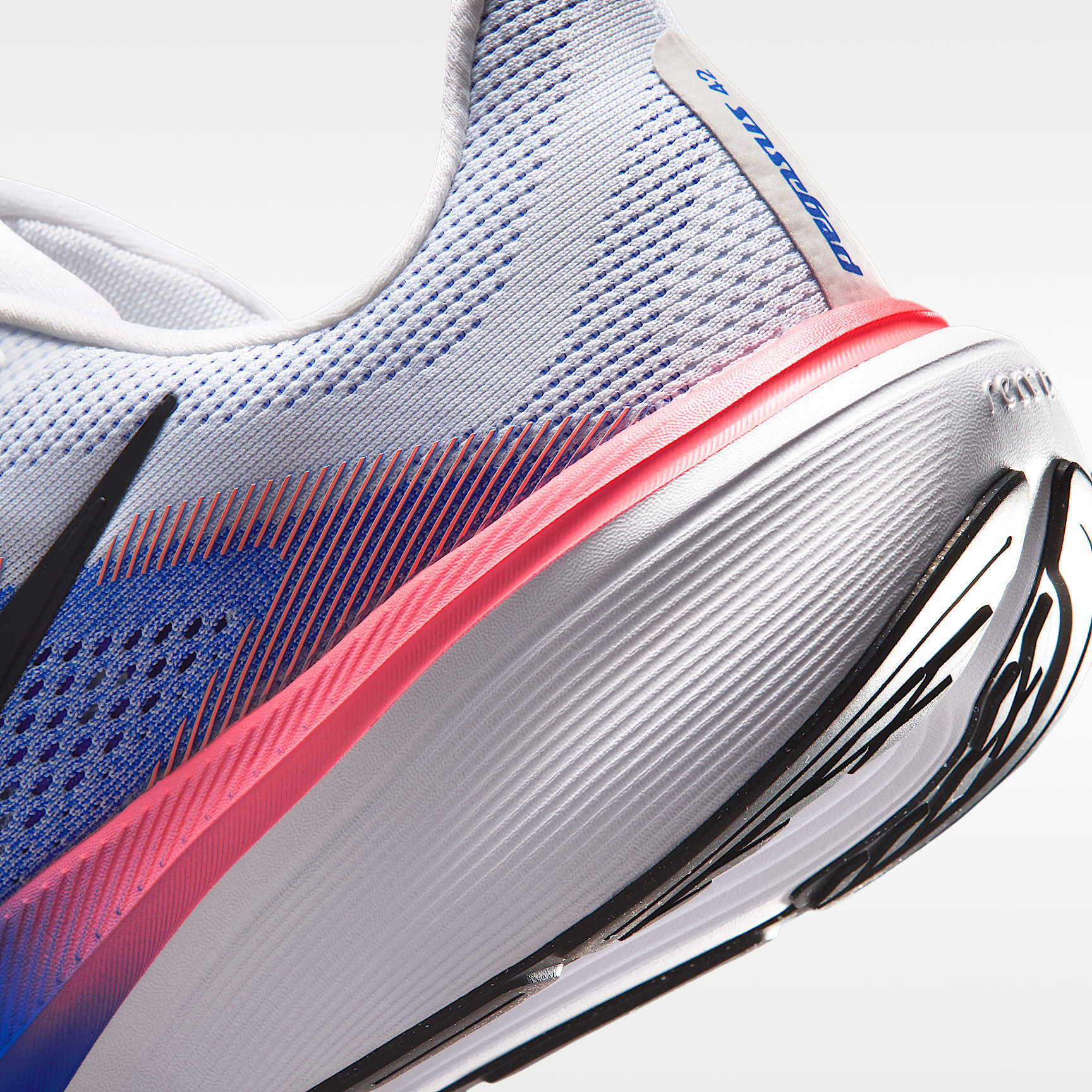 Nike Pegasus 42 Straßenlaufschuh (Herren) – Weiß/Racer Blue/Atomic Pink/Schwarz