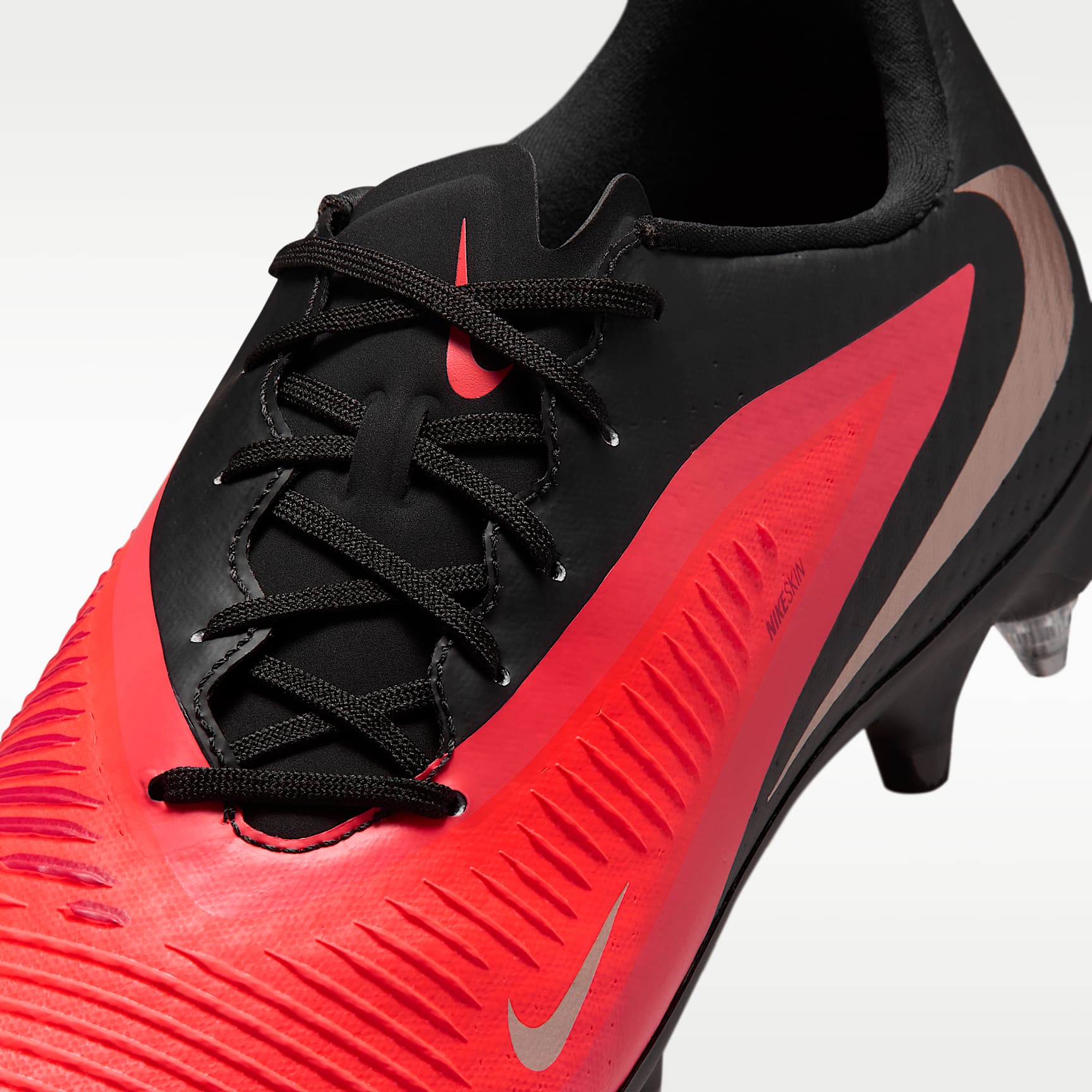 Nike Phantom 6 Low Academy Fußballschuh für weichen Rasen – Bright Crimson/Schwarz/Blur
