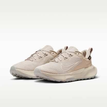 Nike Juniper Trail 2 GORE-TEX wasserfester Traillaufschuh (Damen) – Cream II/Light Orewood Brown