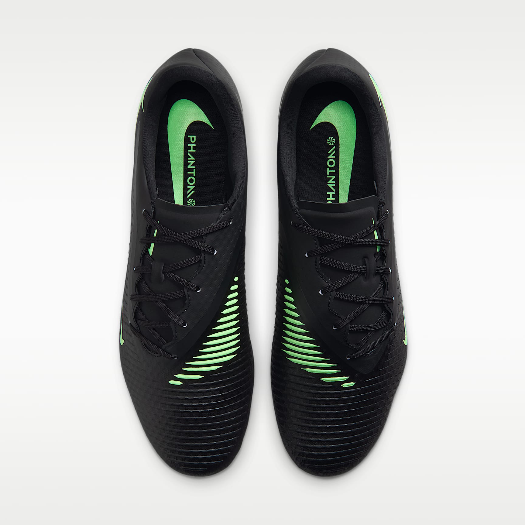 Nike Phantom 6 Low Academy Fußballschuh für weichen Rasen – Schwarz/Schwarz/Illusion Green