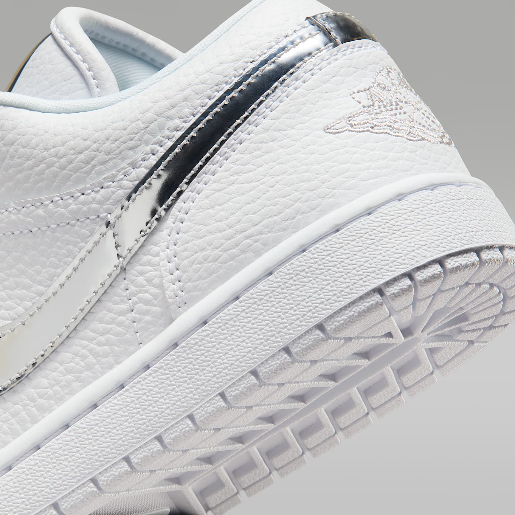 Air Jordan 1 Low SE Damenschuh – Weiß/Weiß/Metallic Silver/Weiß