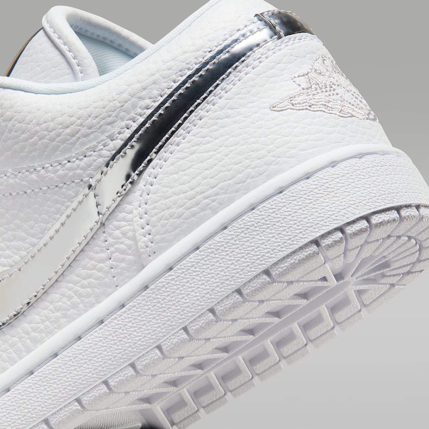 Air Jordan 1 Low SE Damenschuh – Weiß/Weiß/Metallic Silver/Weiß