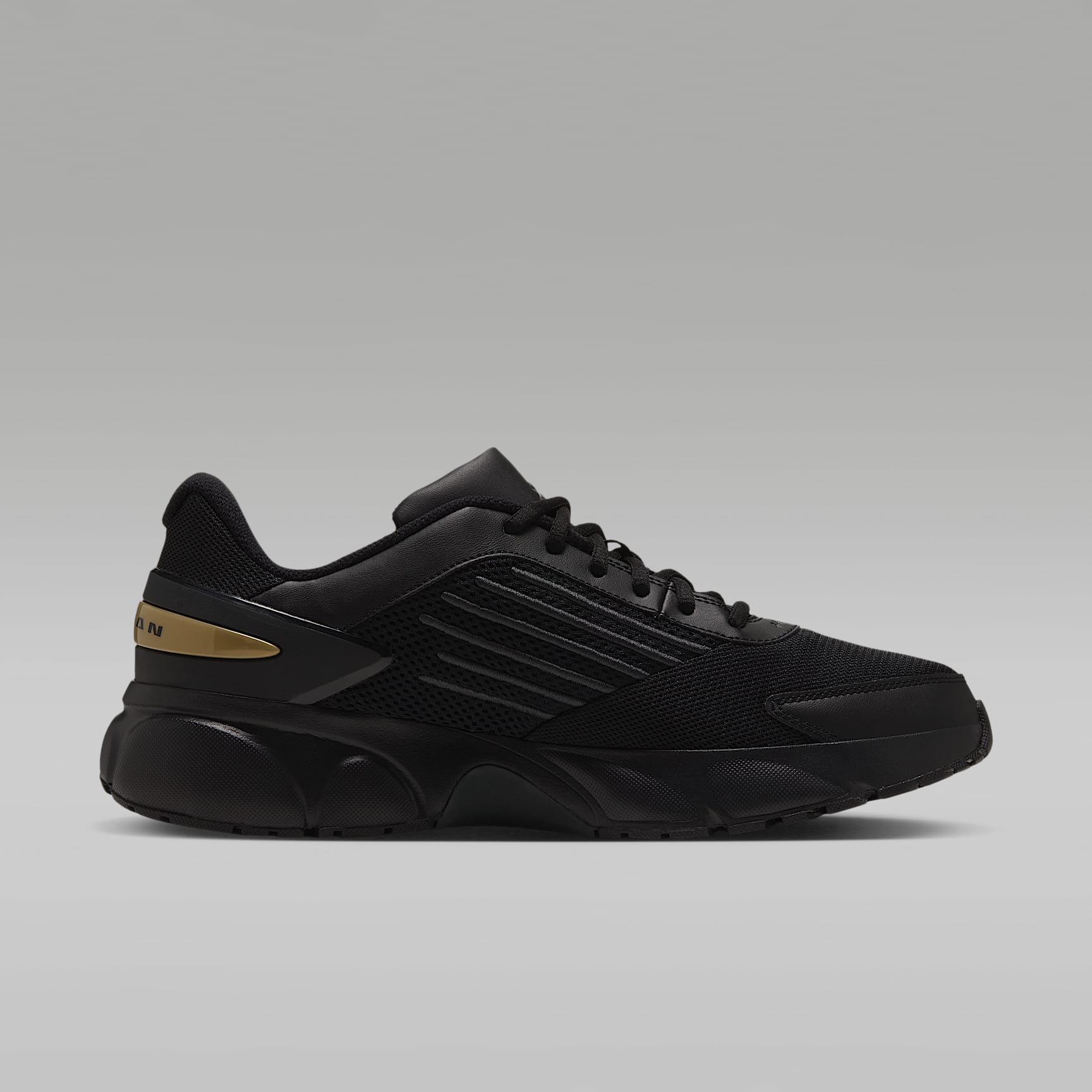 Jordan Trunner Flow Schuhe (Herren) – Schwarz/Metallic Gold/Dark Smoke Grey