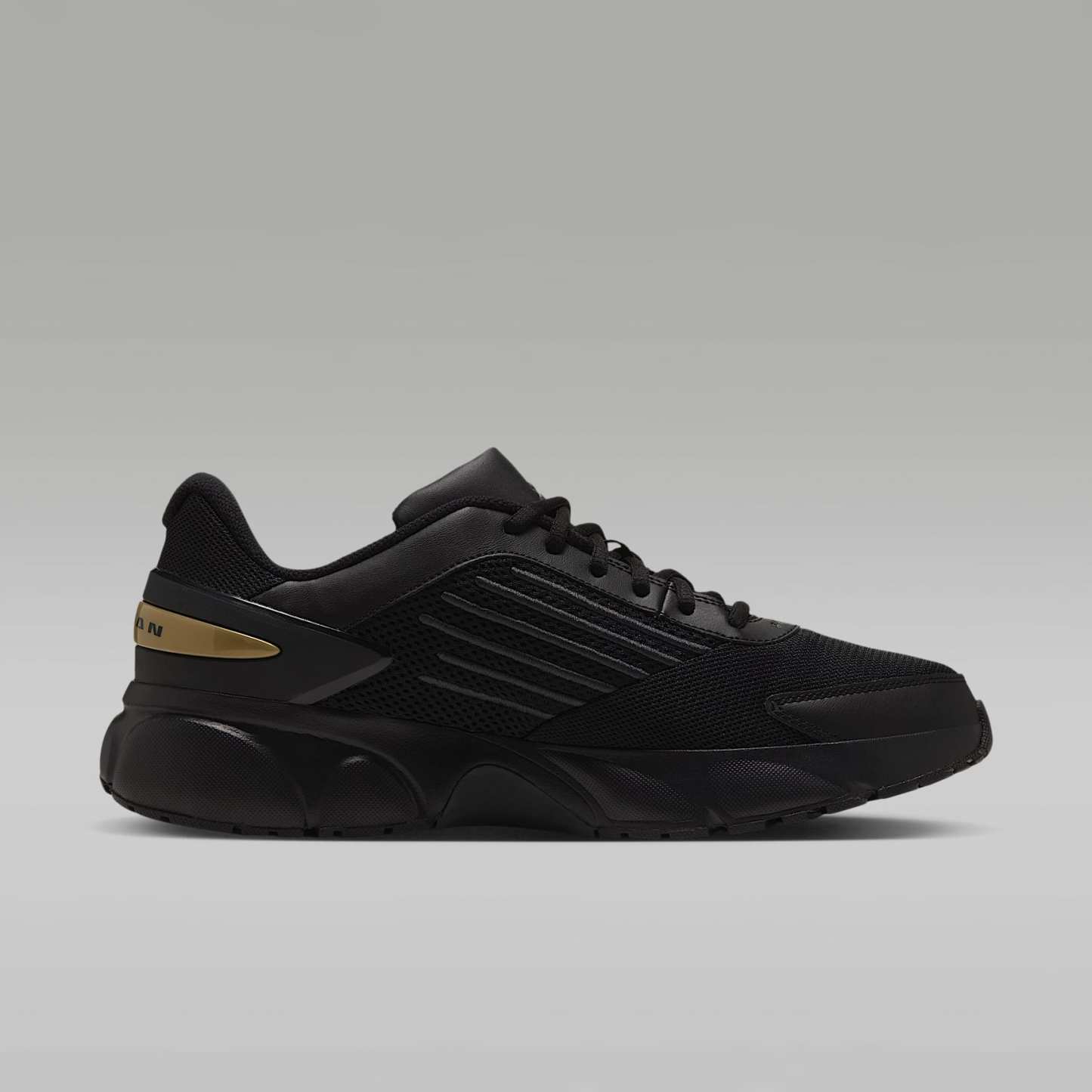 Jordan Trunner Flow Schuhe (Herren) – Schwarz/Metallic Gold/Dark Smoke Grey