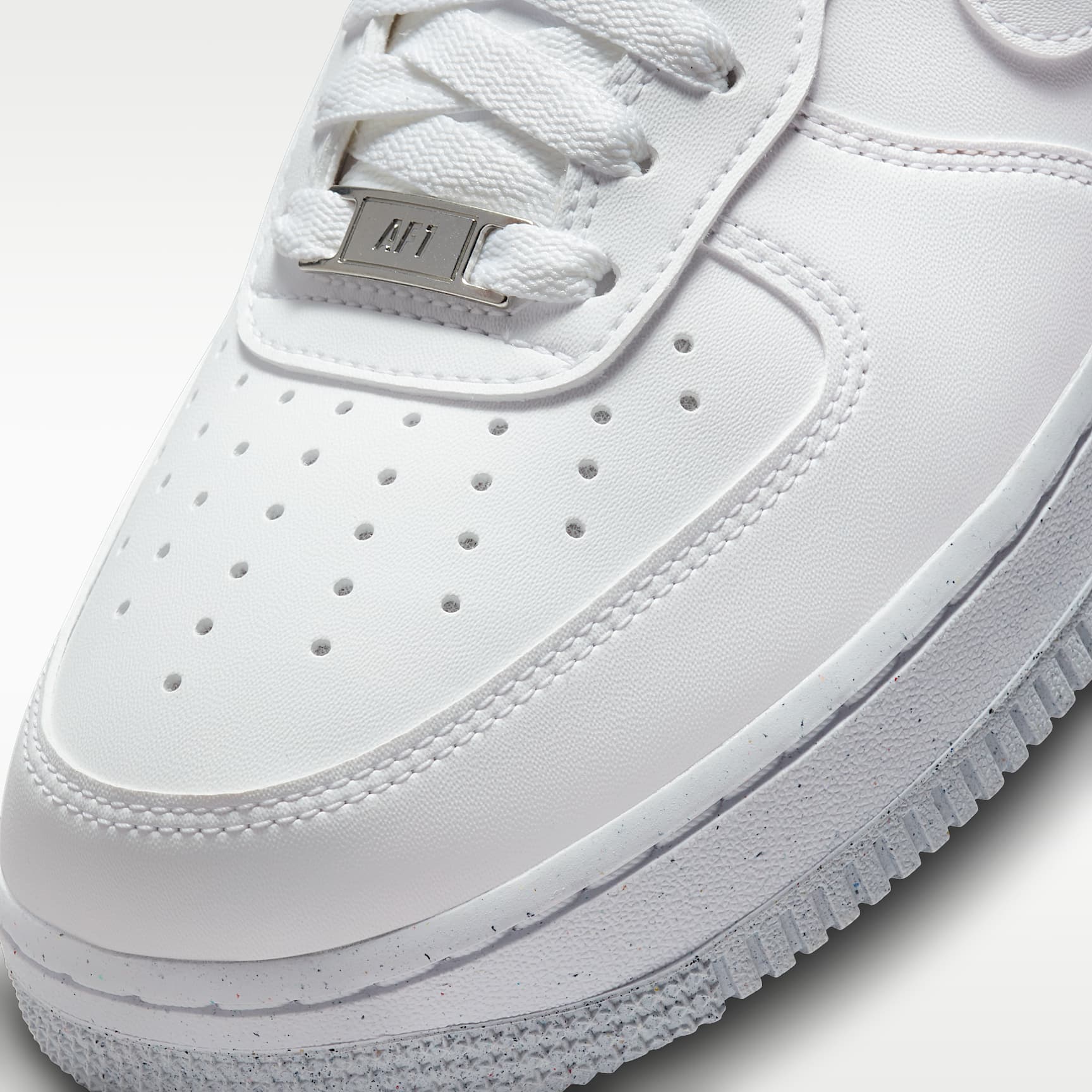 Nike Air Force 1 '07 SE Suede Damenschuh – Weiß/Schwarz/Metallic Silver/Weiß