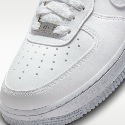 Nike Air Force 1 '07 SE Suede Damenschuh – Weiß/Schwarz/Metallic Silver/Weiß