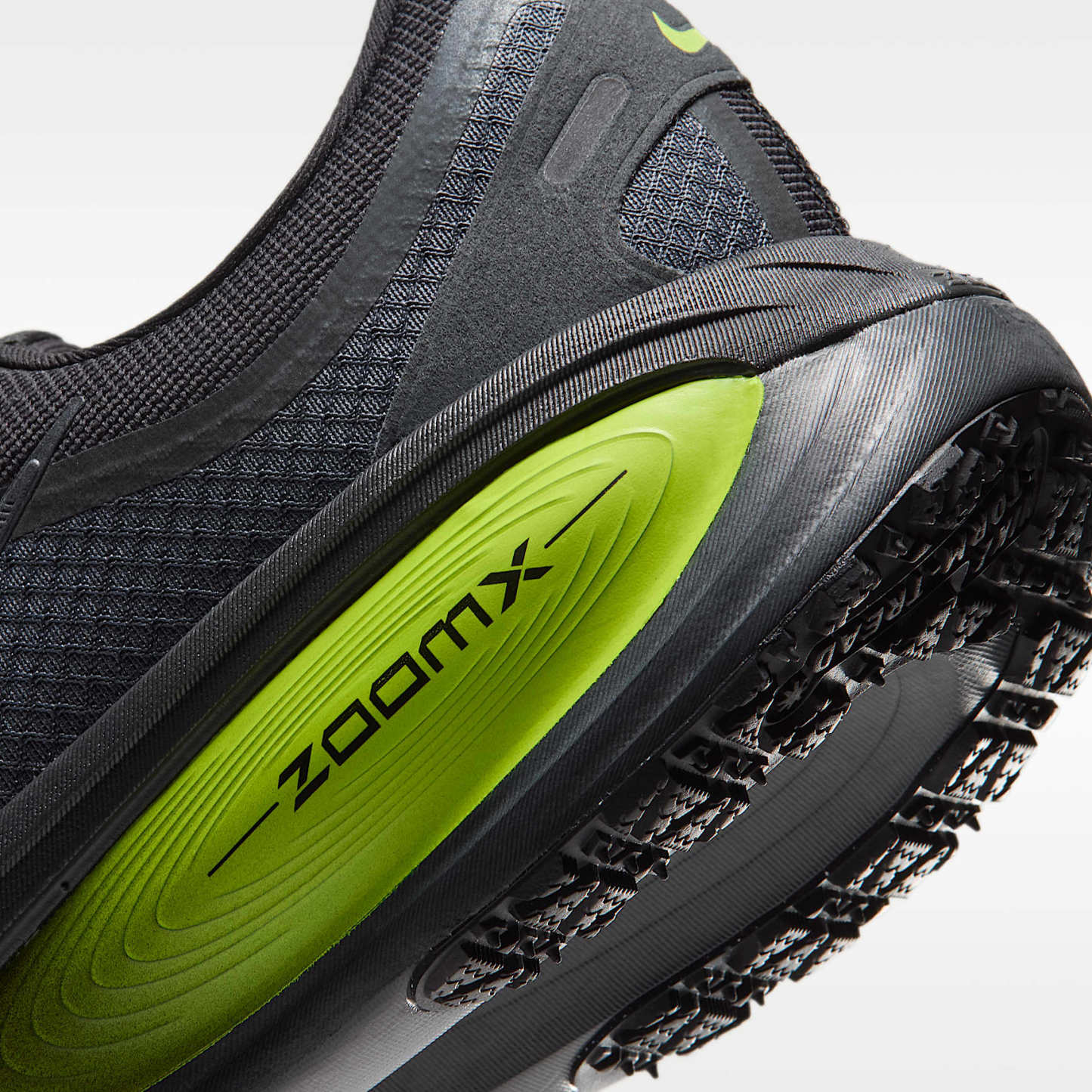 Nike Vomero 18 GORE-TEX wasserdichter Straßenlaufschuh mit reflektierenden Akzenten (Herren) – Anthracite/Lemon Venom/Schwarz