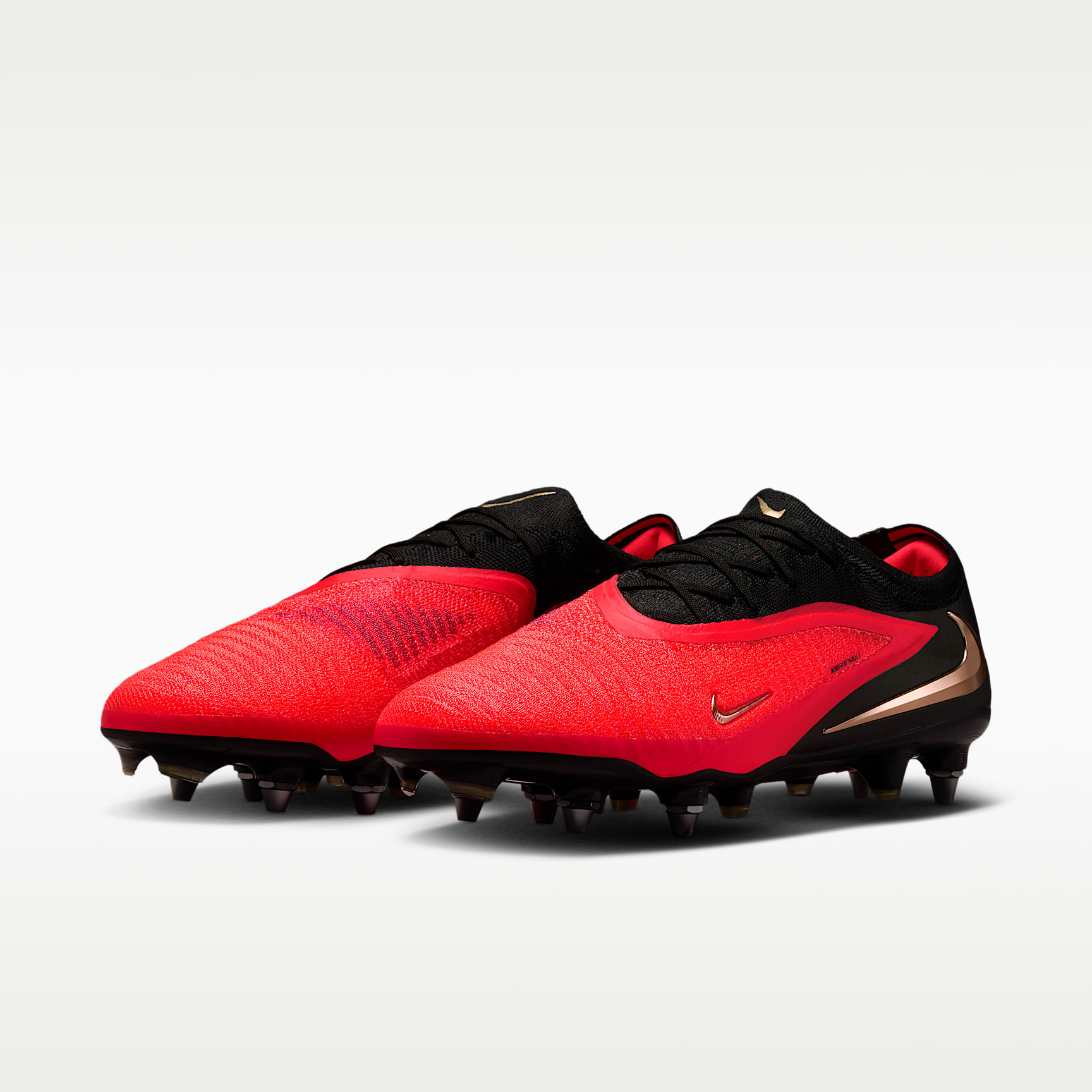 Nike Phantom 6 Low Elite Fußballschuh für weichen Rasen – Bright Crimson/Schwarz/Blur
