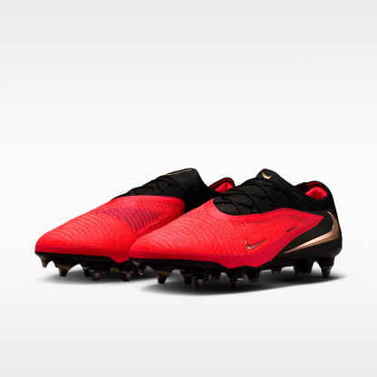 Nike Phantom 6 Low Elite Fußballschuh für weichen Rasen – Bright Crimson/Schwarz/Blur