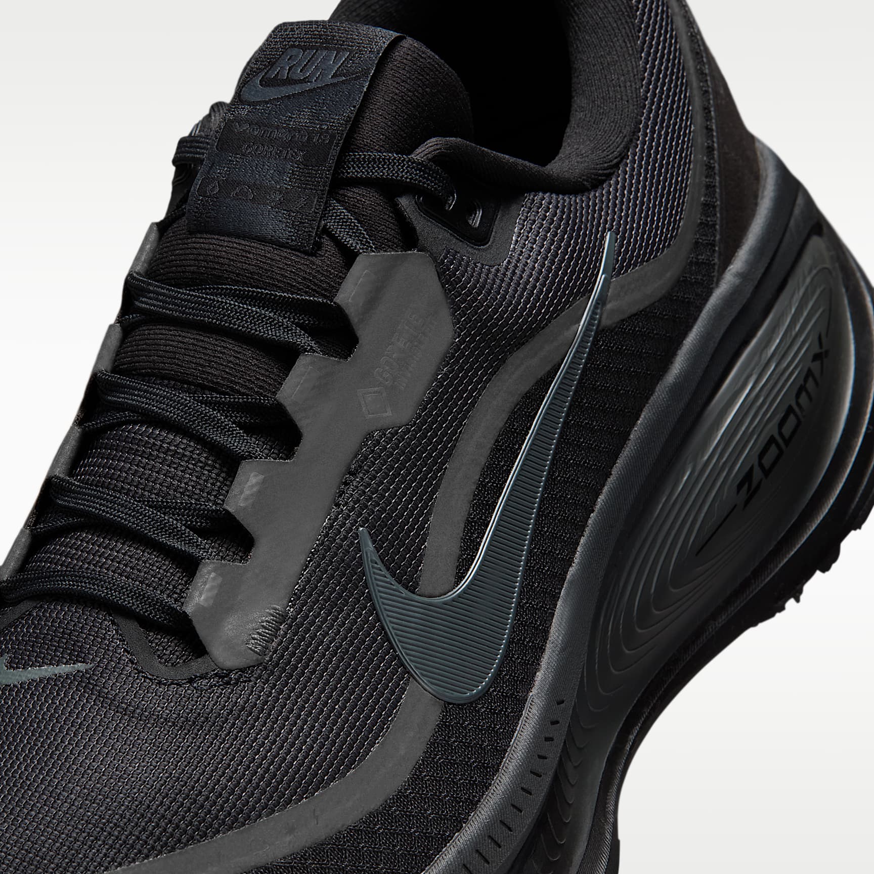 Nike Vomero 18 GORE-TEX wasserdichter Straßenlaufschuh mit reflektierenden Akzenten (Herren) – Schwarz/Anthracite