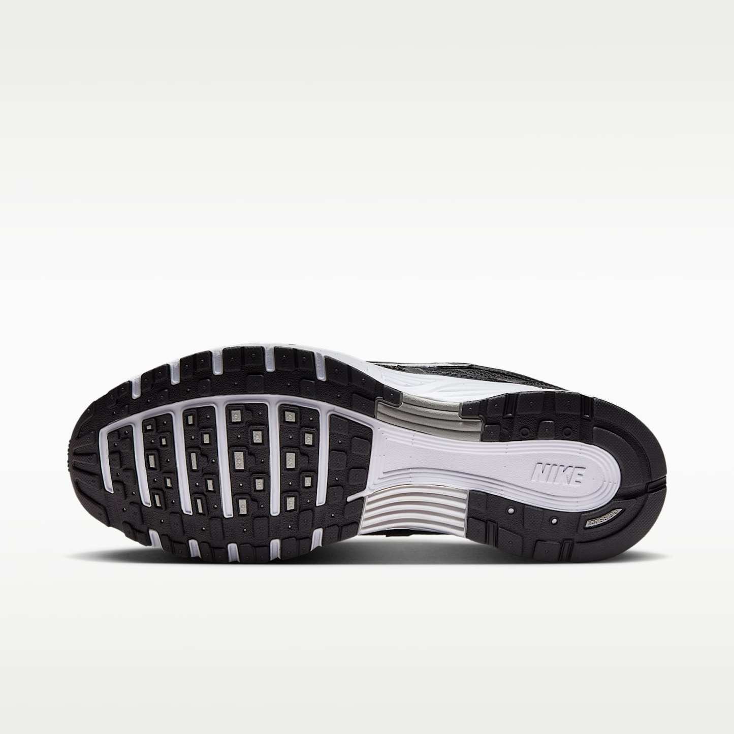 Nike P-6000 Schuh – Schwarz/Weiß/Metallic Silver/Schwarz
