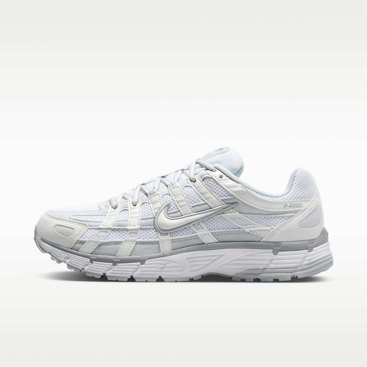Nike P-6000 Schuh (Damen) – Metallic Summit White/Pure Platinum/Wolf Grey/Weiß