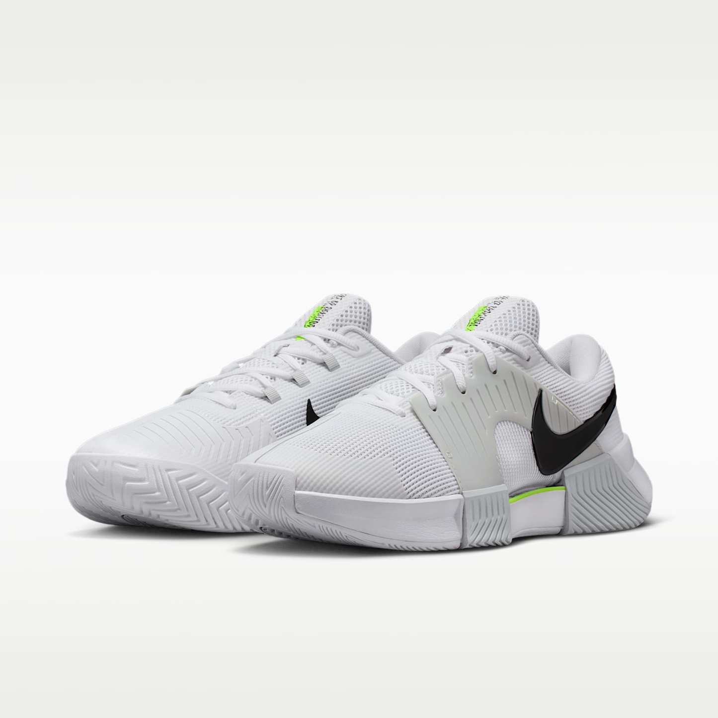 Nike GP Challenge 1.5 Hartplatz-Tennisschuh (Herren) – Weiß/Pure Platinum/Volt/Schwarz