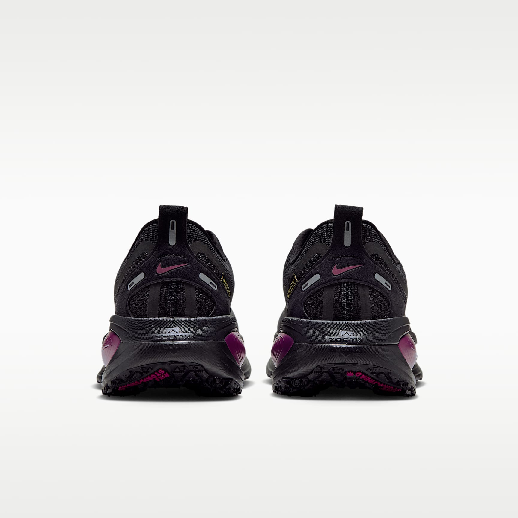 Nike Vomero 18 GORE-TEX Wasserdichter Straßenlaufschuh mit reflektierenden Designakzenten (Damen) – Schwarz/True Berry/Purple Pulse/Metallic Silver