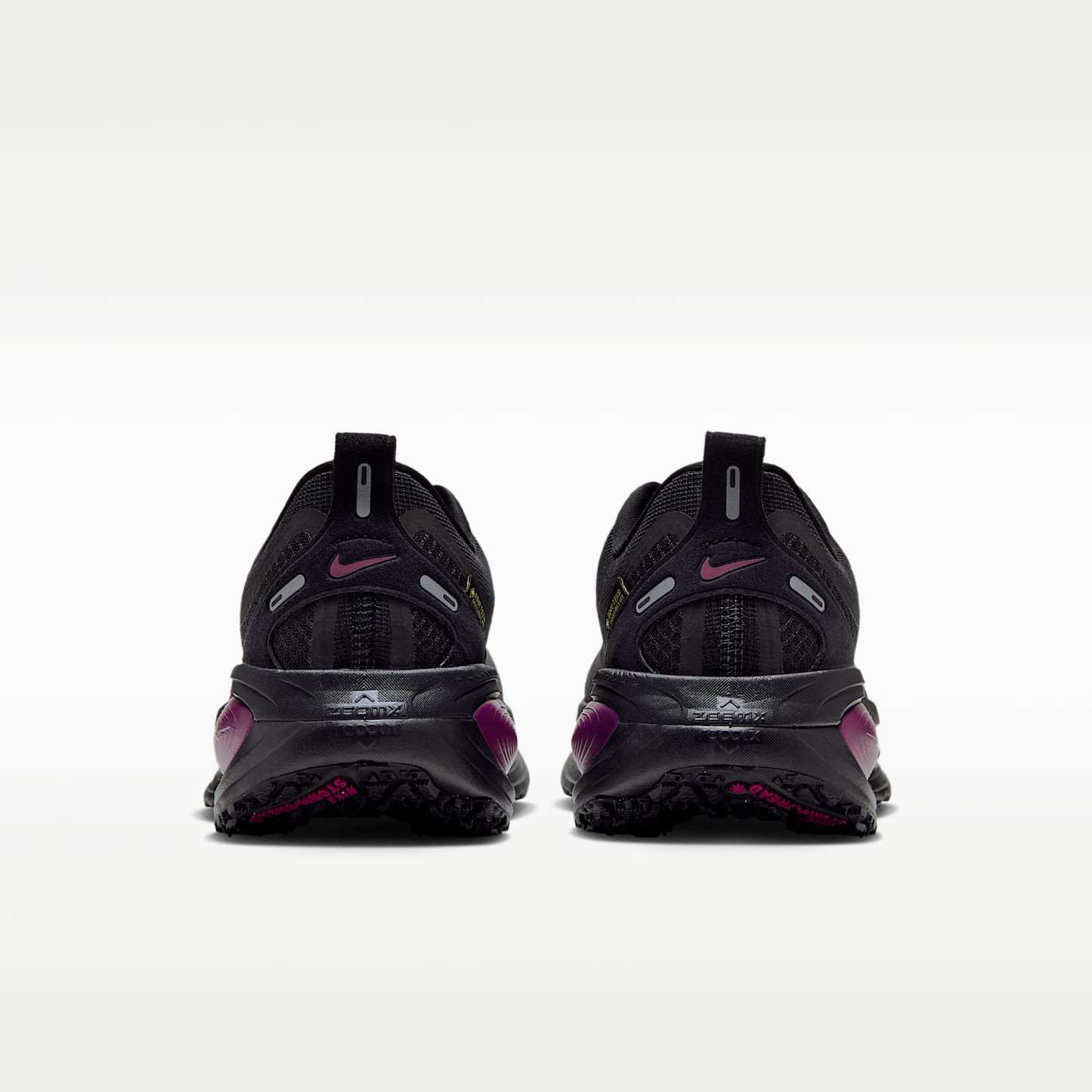 Nike Vomero 18 GORE-TEX Wasserdichter Straßenlaufschuh mit reflektierenden Designakzenten (Damen) – Schwarz/True Berry/Purple Pulse/Metallic Silver